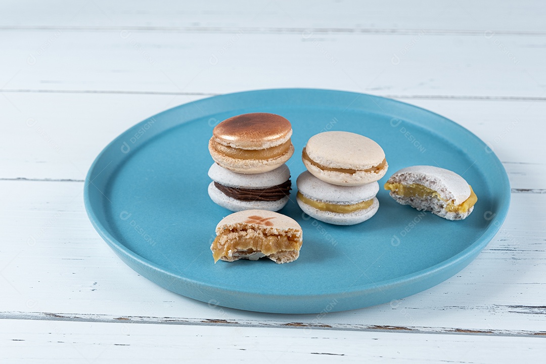 Closeup de uma pilha de macarons cheios de ganache de chocolate, doce de leite e creme de maracujá.