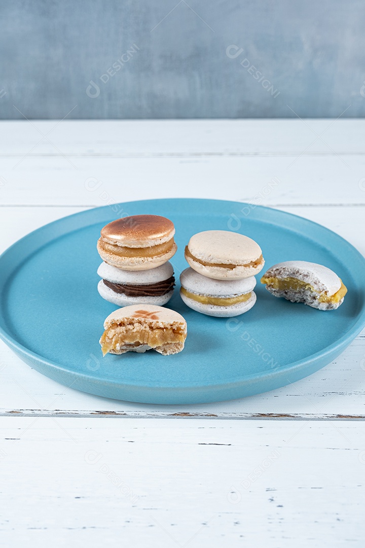 Closeup de uma pilha de macarons cheios de ganache de chocolate, doce de leite e creme de maracujá.