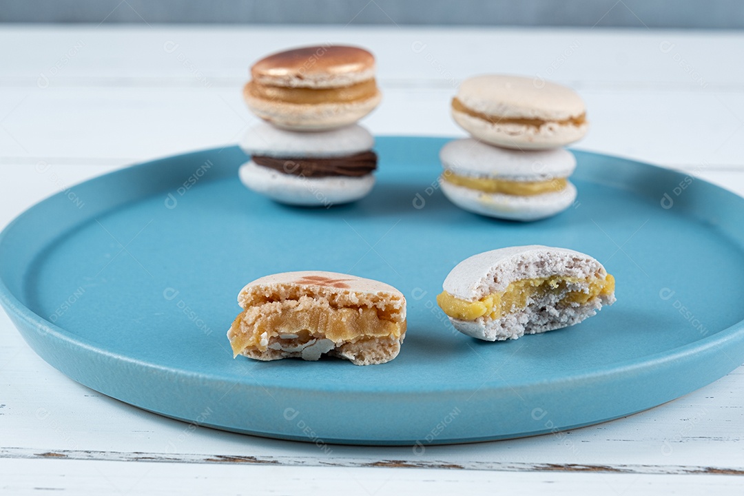 Closeup de uma pilha de macarons cheios de ganache de chocolate, doce de leite e creme de maracujá.