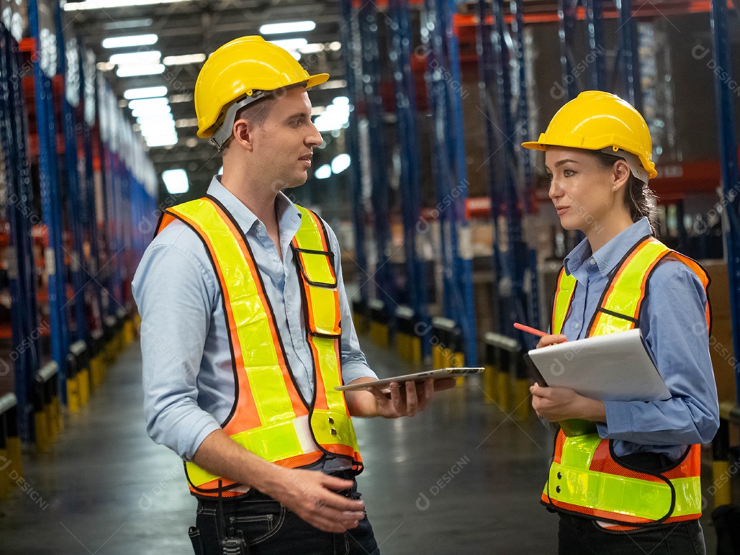 Engenheira e arquiteto discutem negócio de trabalho
