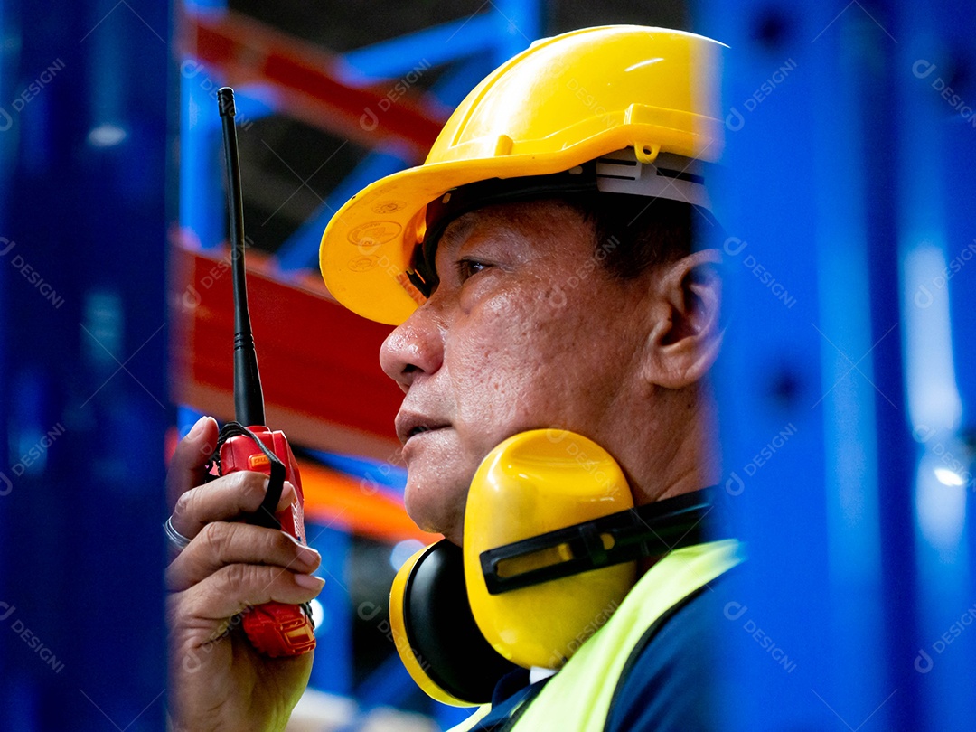 Homem falando no rádio telefone