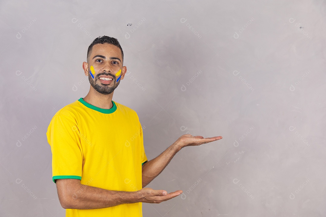 Homem brasileiro jovem torcedor usando camiseta do brasil