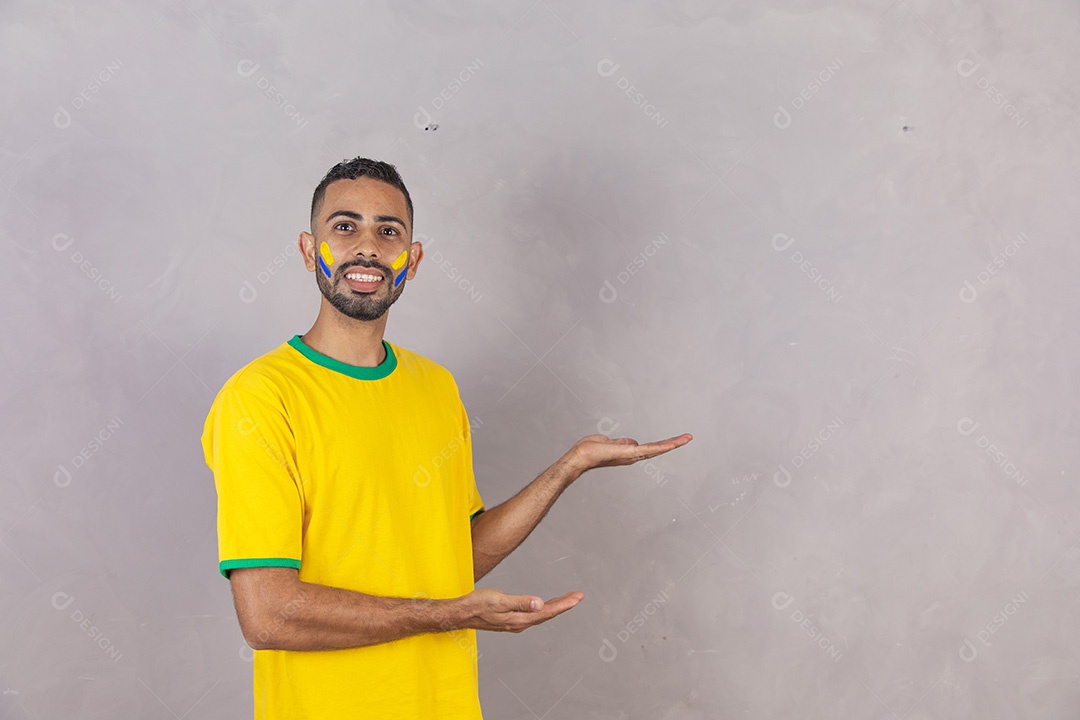 Homem brasileiro jovem torcedor usando camiseta do brasil