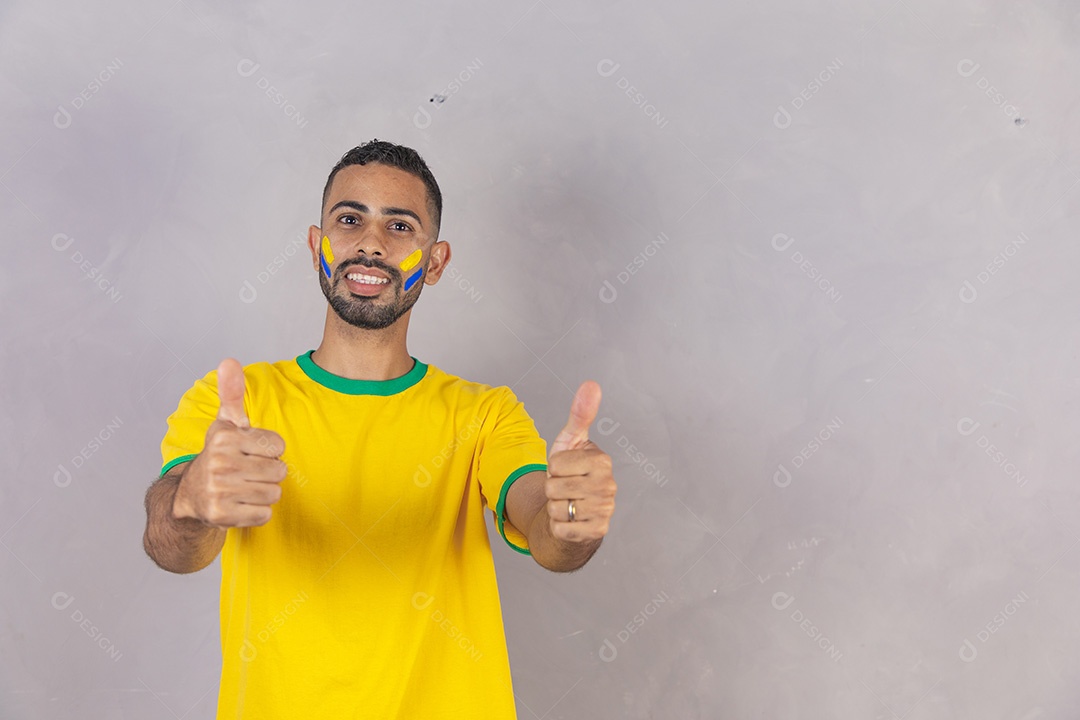 Homem brasileiro jovem torcedor usando camiseta do brasil