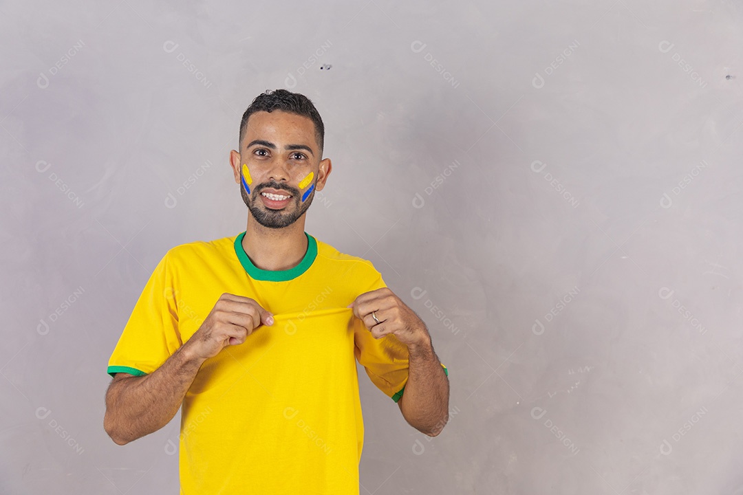 Homem brasileiro jovem torcedor do brasil