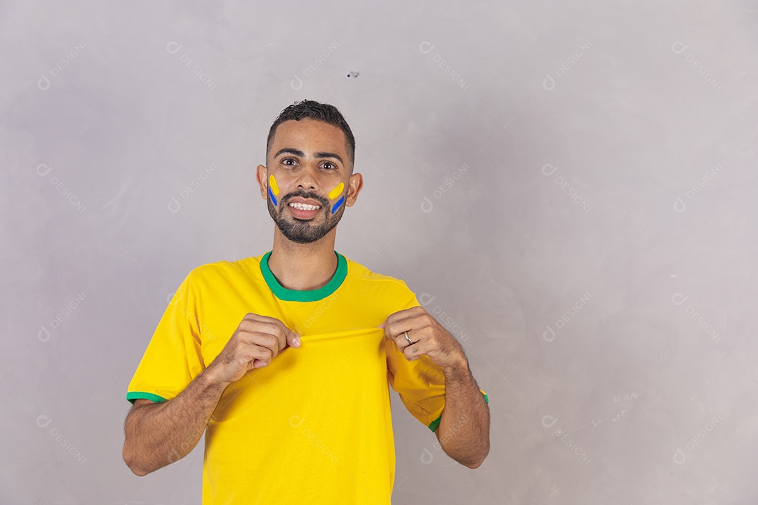 Homem brasileiro jovem torcedor do brasil