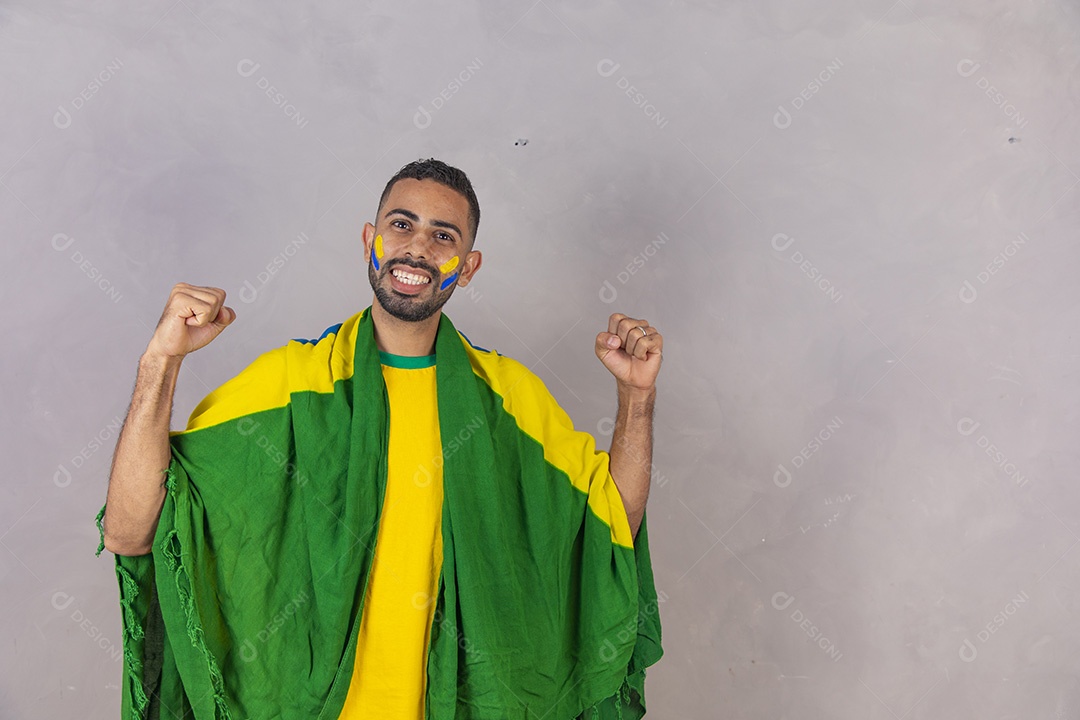 Homem brasileiro jovem torcedor do brasil