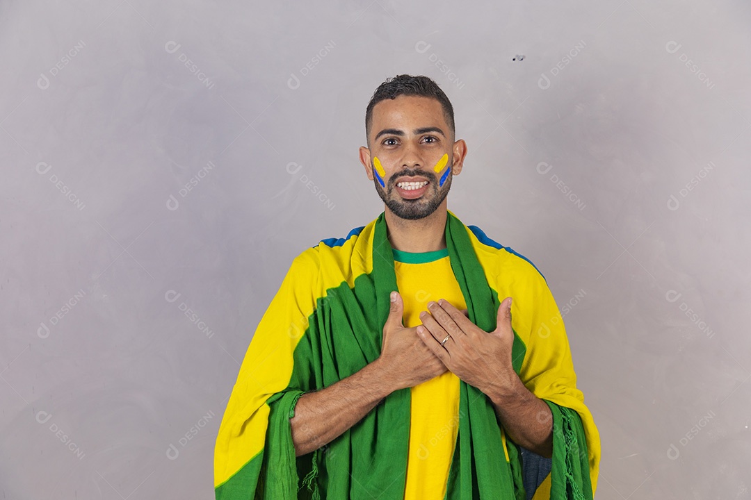 Homem brasileiro jovem torcedor do brasil