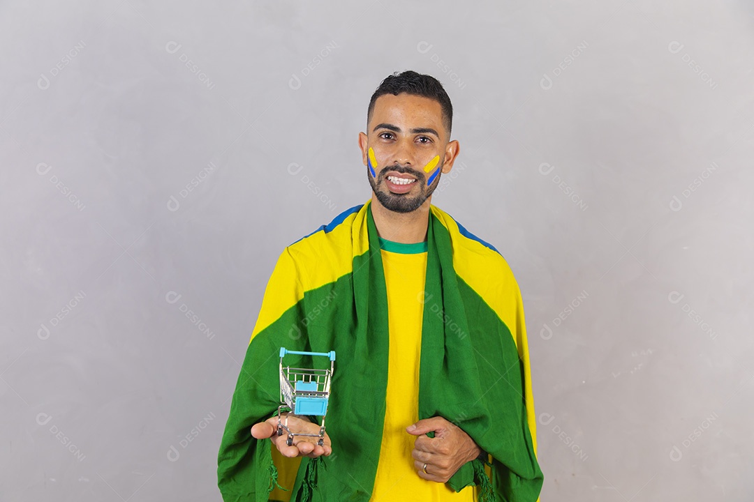 Homem jovem torcedor do brasil segurando carrinho de compras mercado