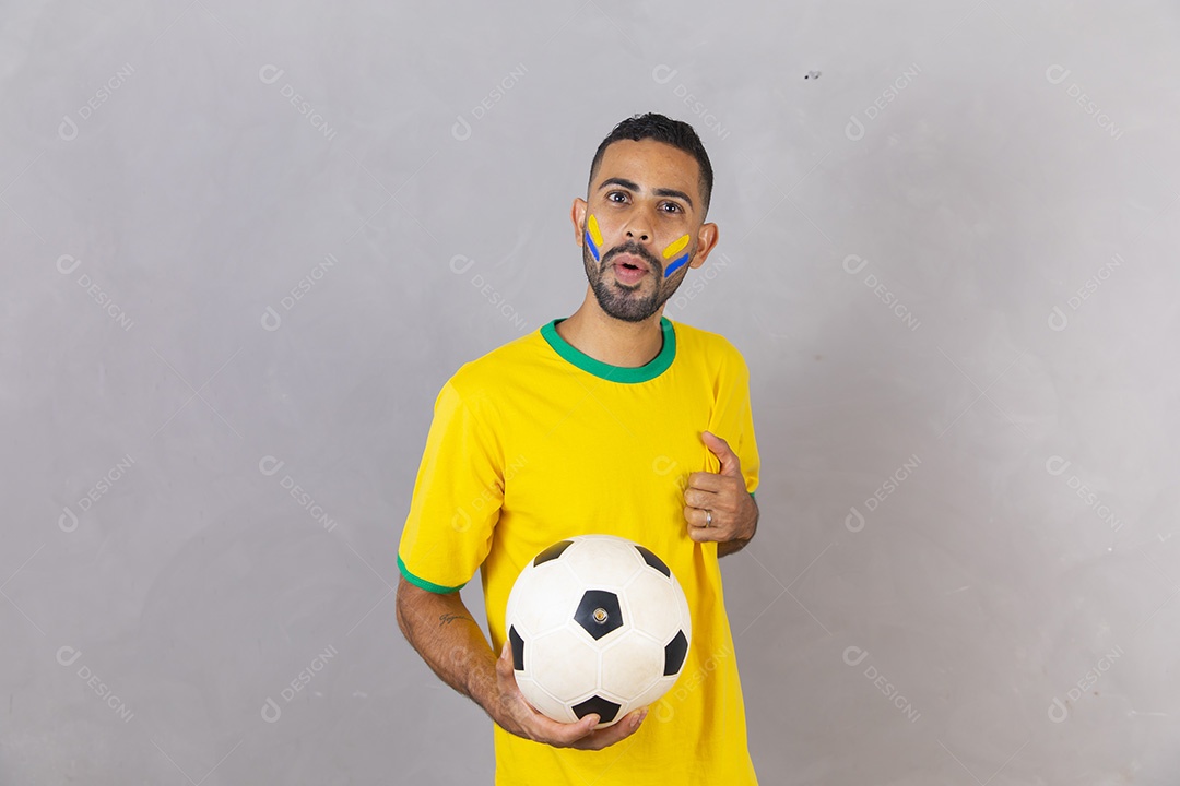 Homem brasileiro jovem torcedor usando camiseta do brasil