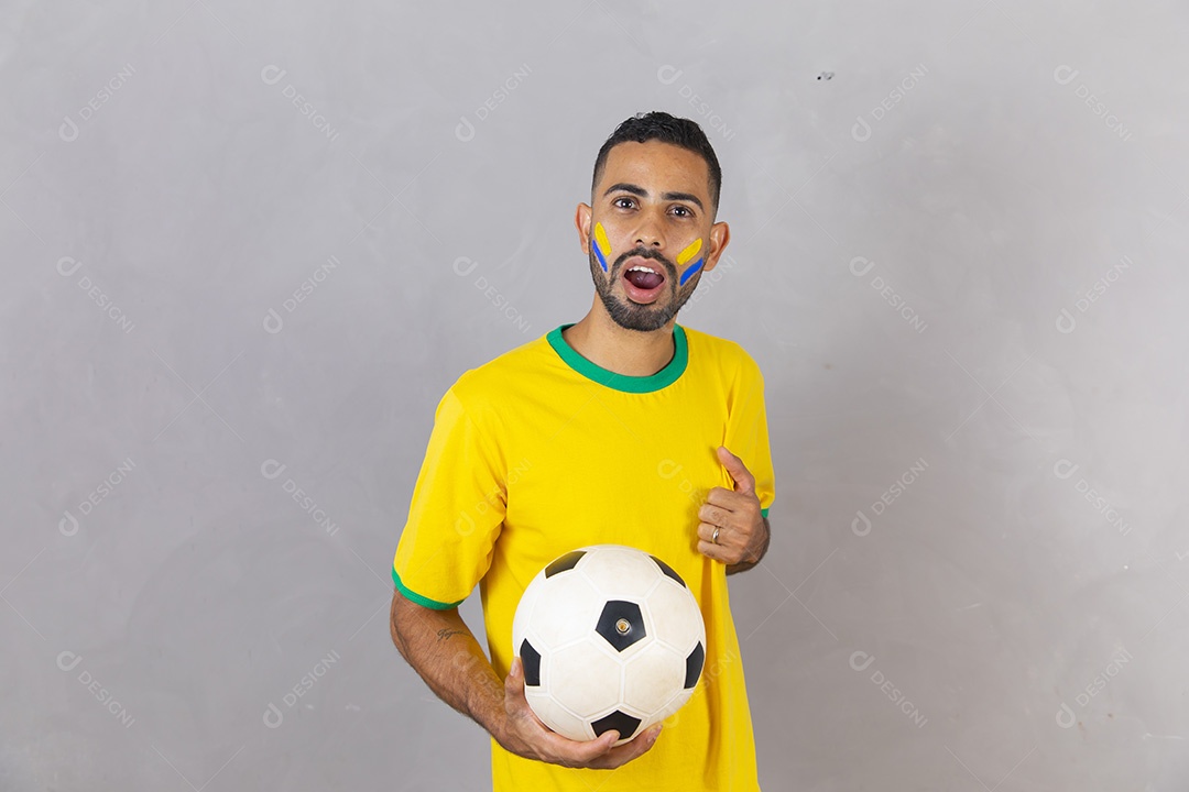 Homem brasileiro jovem torcedor usando camiseta do brasil