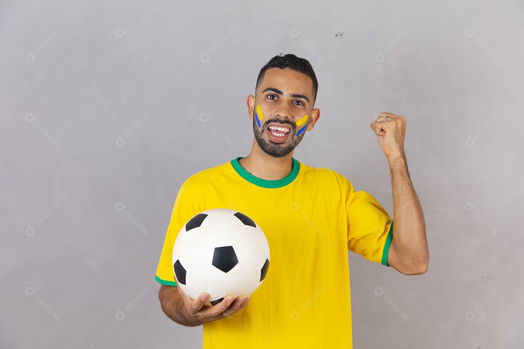 Homem brasileiro jovem torcedor usando camiseta do brasil