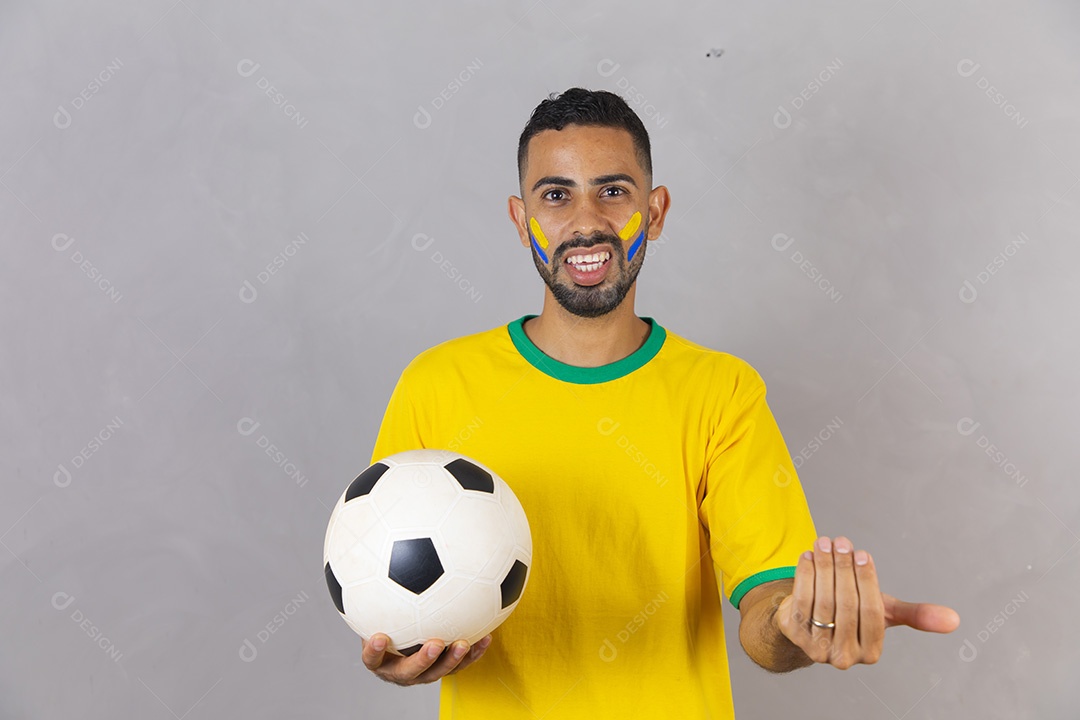 Homem brasileiro jovem torcedor usando camiseta do brasil