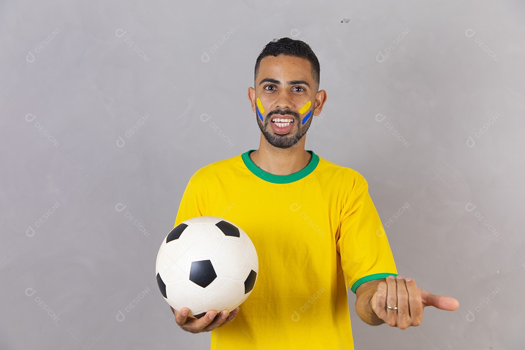 Homem brasileiro jovem torcedor usando camiseta do brasil