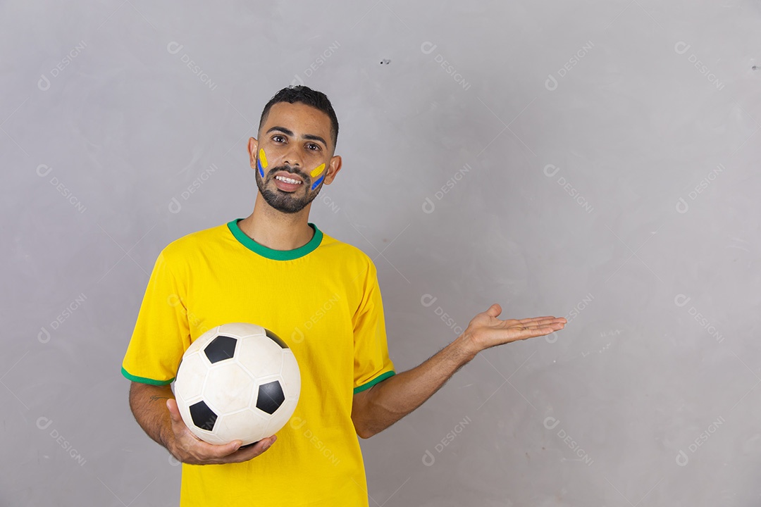 Homem brasileiro jovem torcedor usando camiseta do brasil