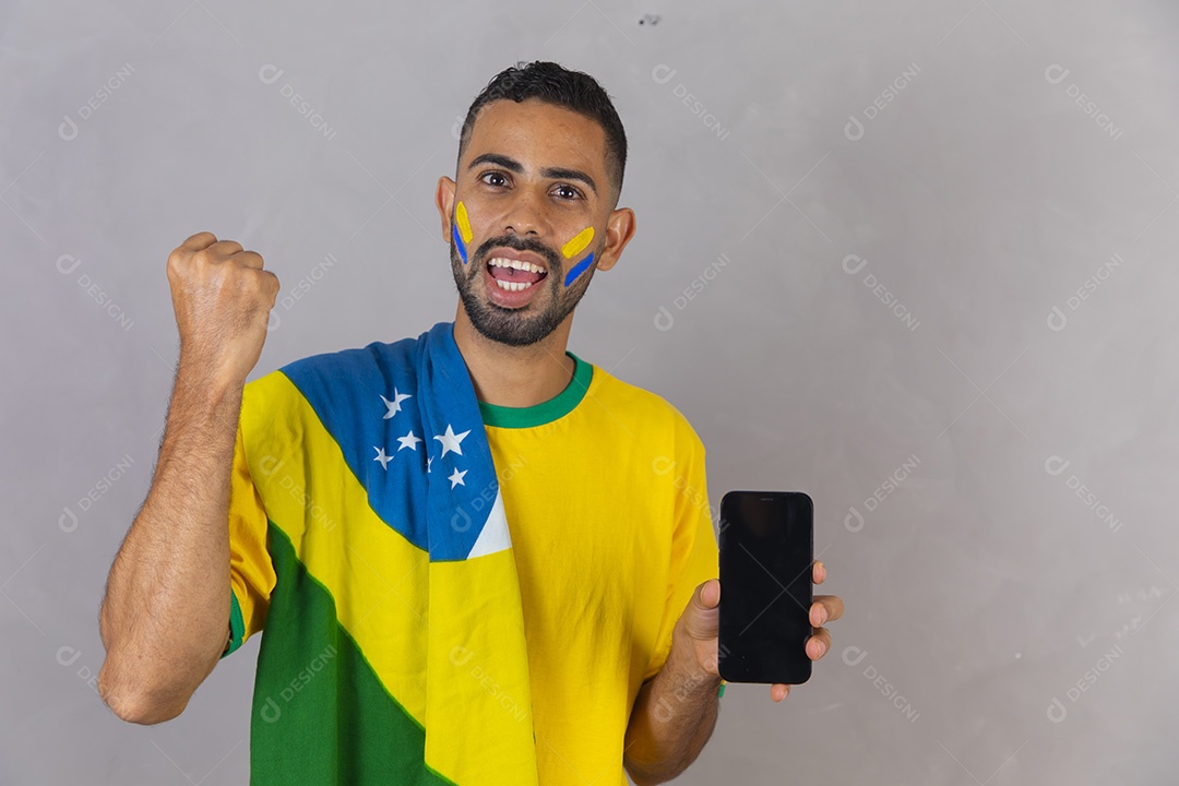 Homem brasileiro jovem torcedor do brasil segurando celular