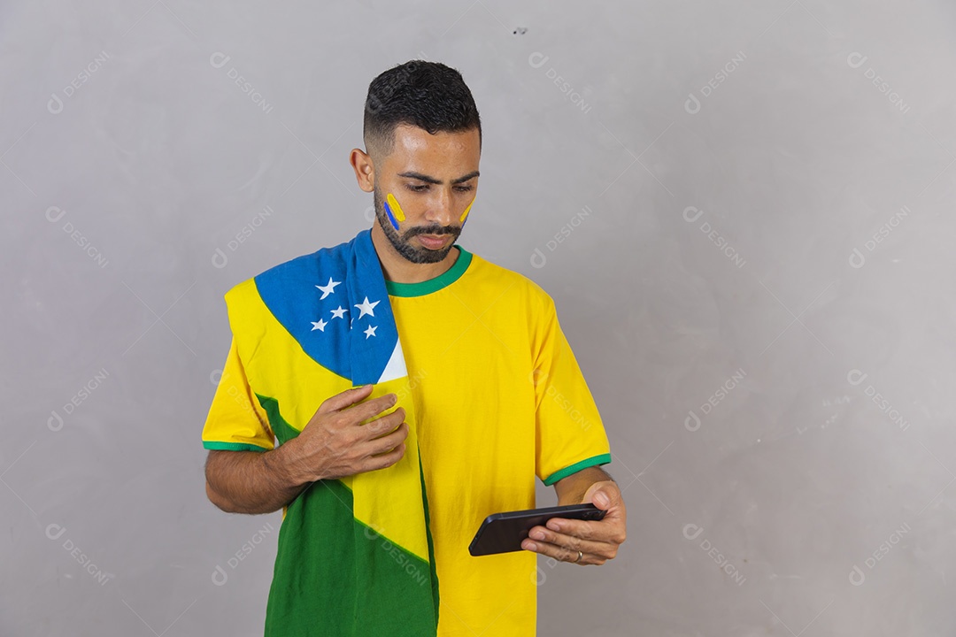 Homem brasileiro jovem torcedor do brasil segurando celular