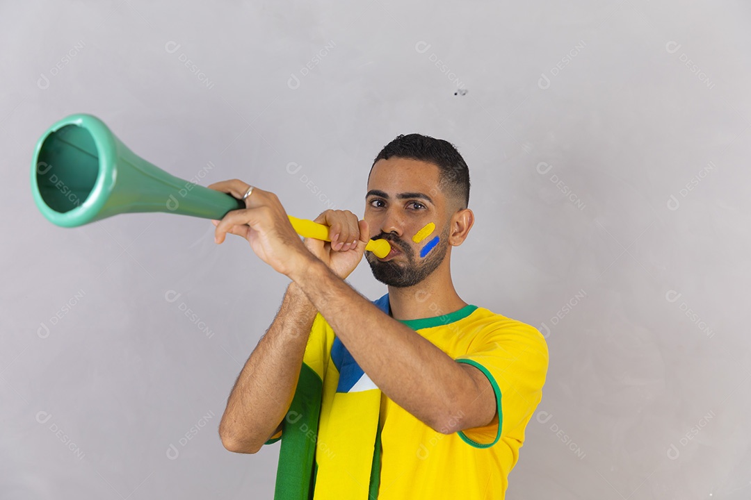 Homem brasileiro segurando bandeira do Brasil
