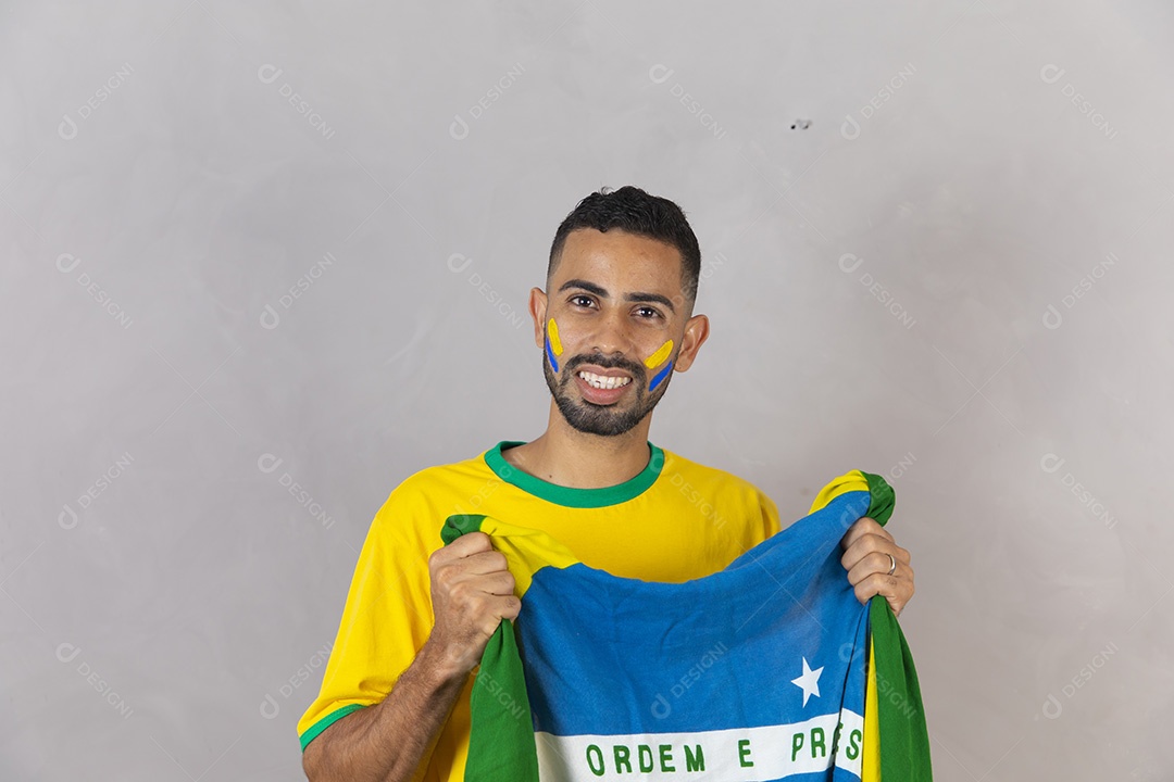 Homem brasileiro segurando bandeira do Brasil