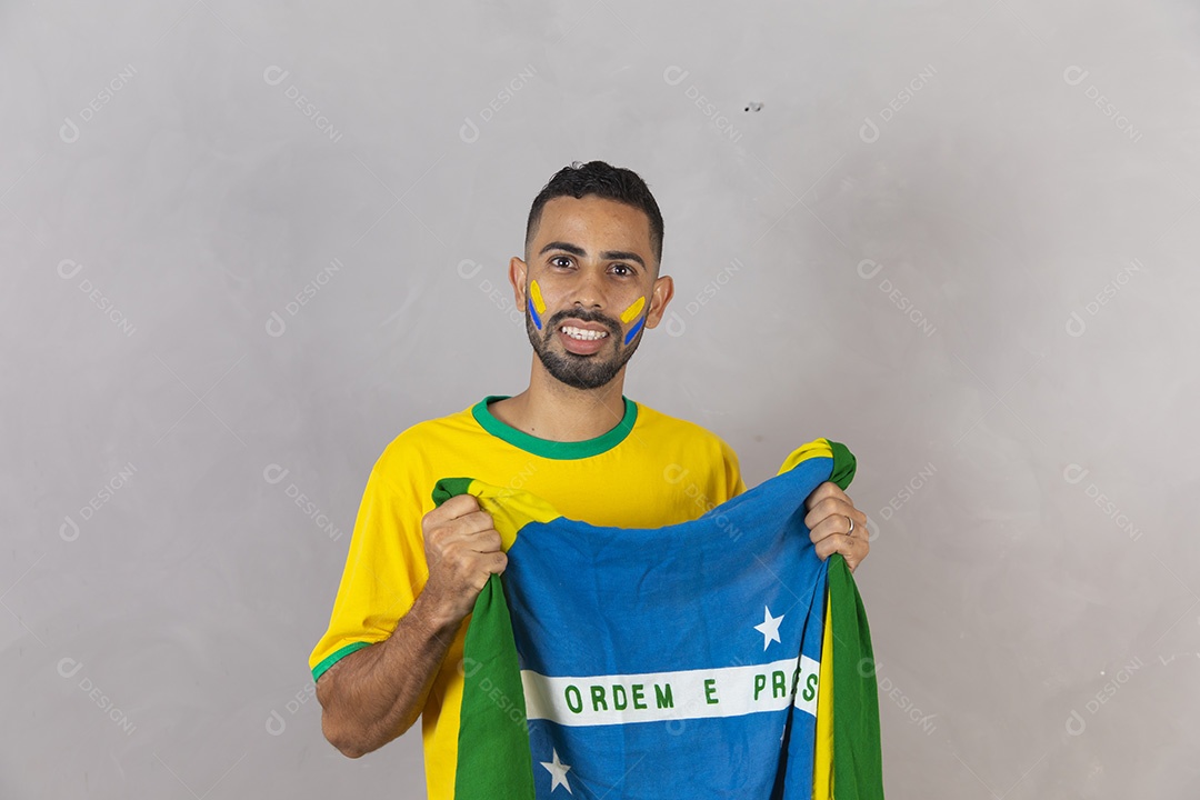Homem brasileiro torcedor do brasil segurando bandeira do Brasil