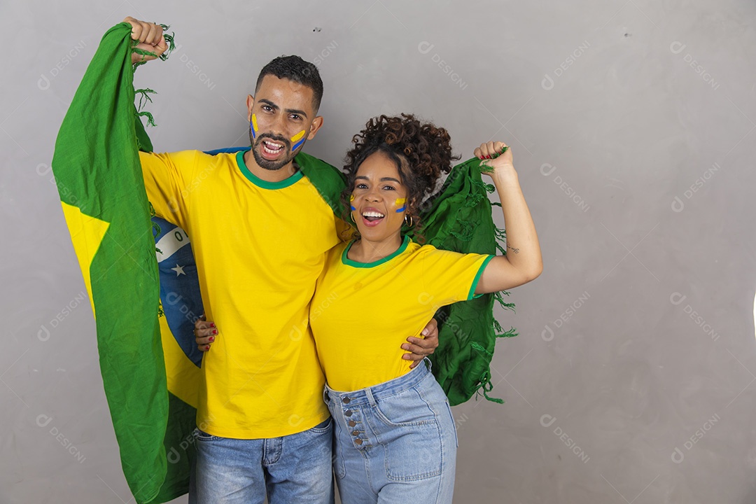Homem e mulher casal jovens brasileiros torcedores copa do mundo Futebol