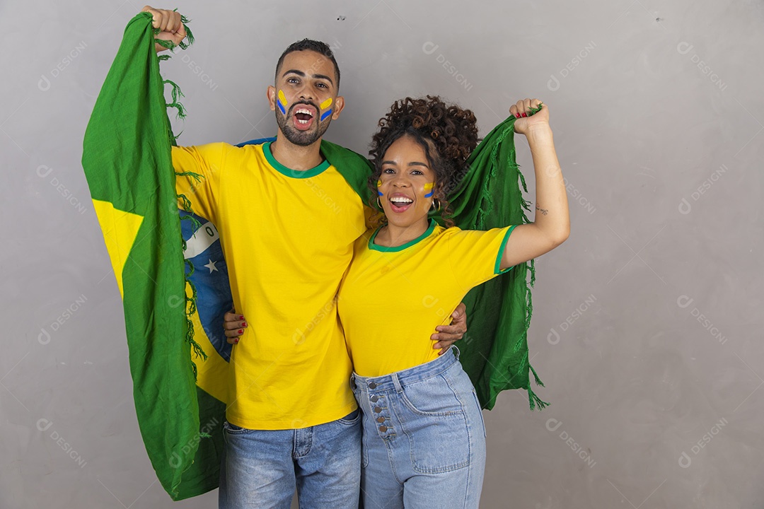Homem e mulher casal jovens brasileiros torcedores copa do mundo Futebol