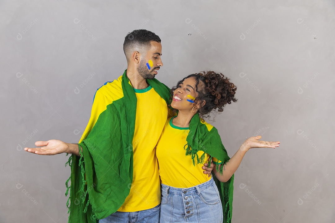 Homem e mulher casal jovens brasileiros torcedores copa do mundo Futebol
