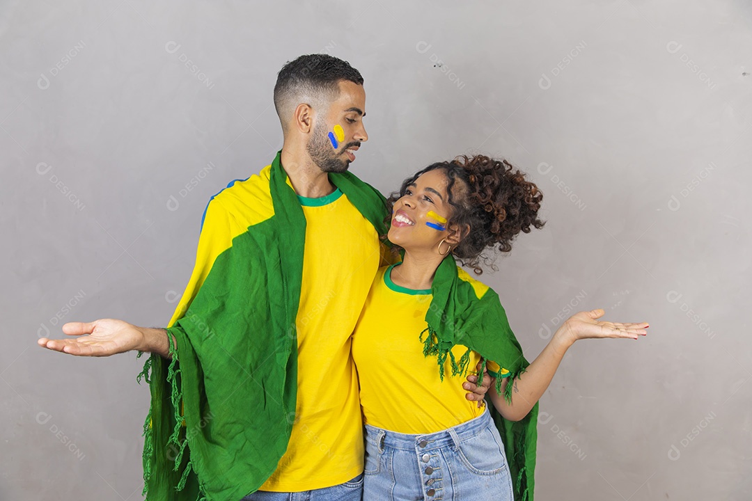 Homem e mulher casal jovens brasileiros torcedores copa do mundo Futebol