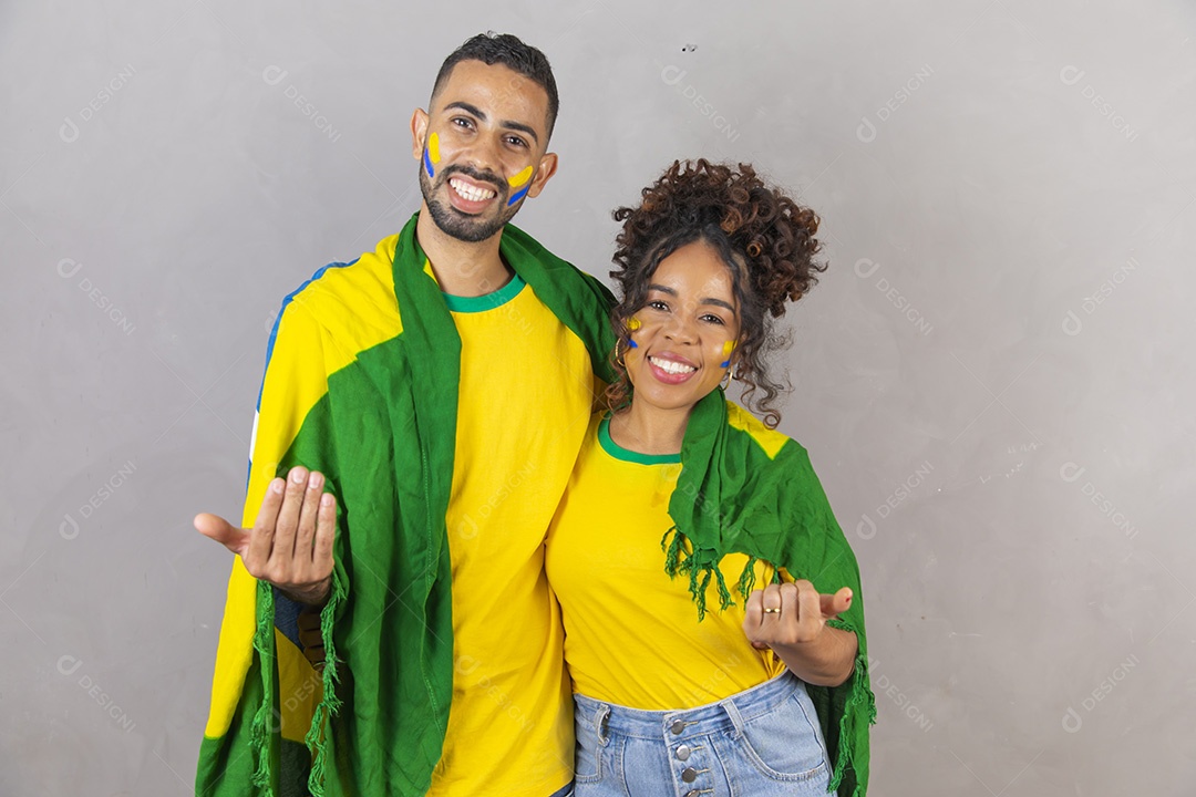 Homem e mulher casal jovens brasileiros torcedores copa do mundo Futebol