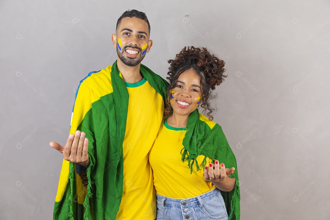 Homem e mulher casal jovens brasileiros torcedores copa do mundo Futebol