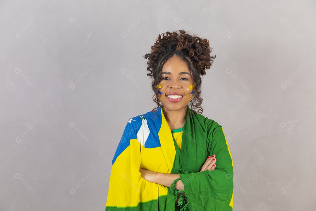 Linda mulher jovem morena segurando bandeira do brasil cabelo sobre fundo isolado amarelo