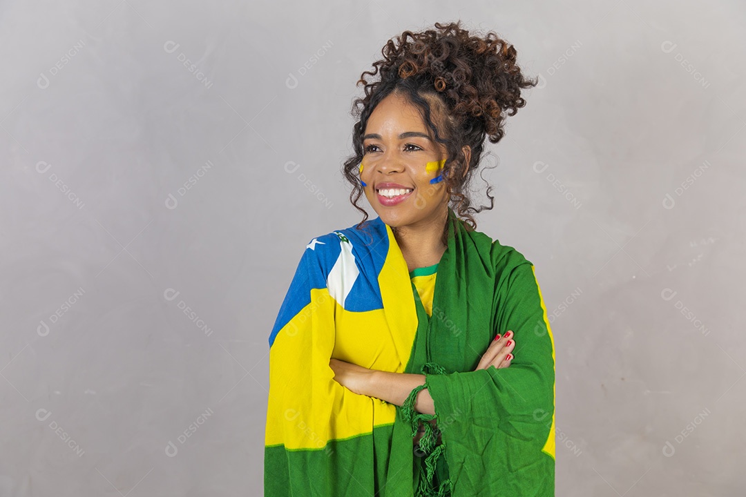 Linda mulher jovem morena segurando bandeira do brasil cabelo sobre fundo isolado amarelo
