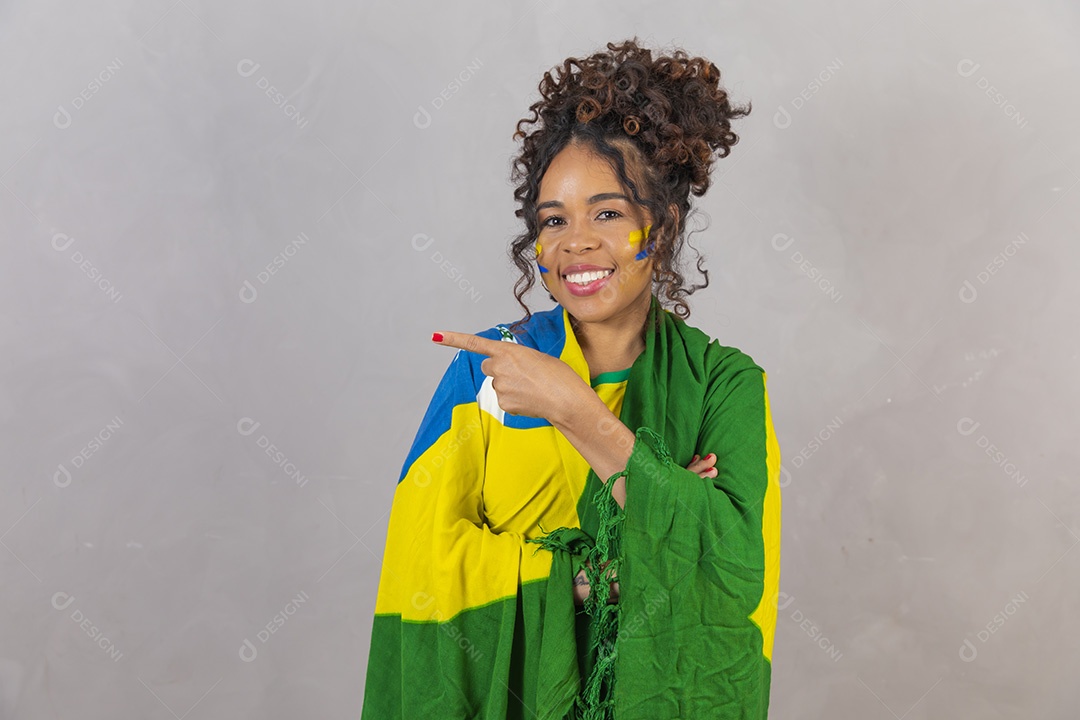 Linda mulher jovem morena segurando bandeira do brasil cabelo sobre fundo isolado amarelo