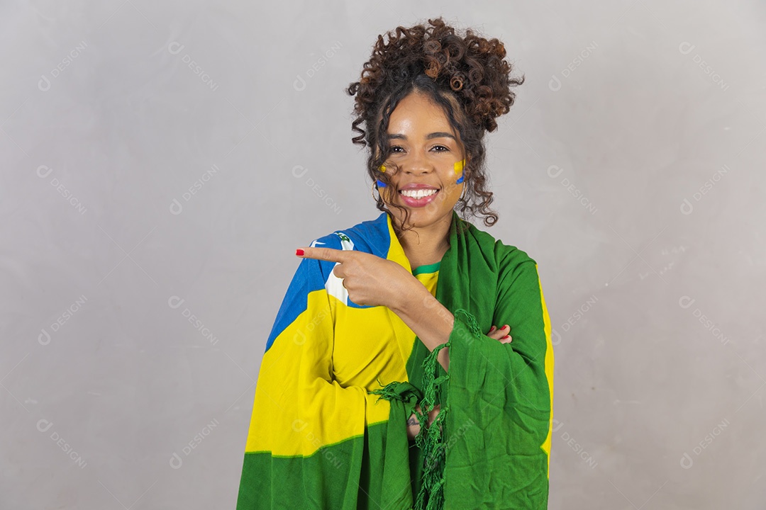 Linda mulher jovem morena segurando bandeira do brasil cabelo sobre fundo isolado amarelo