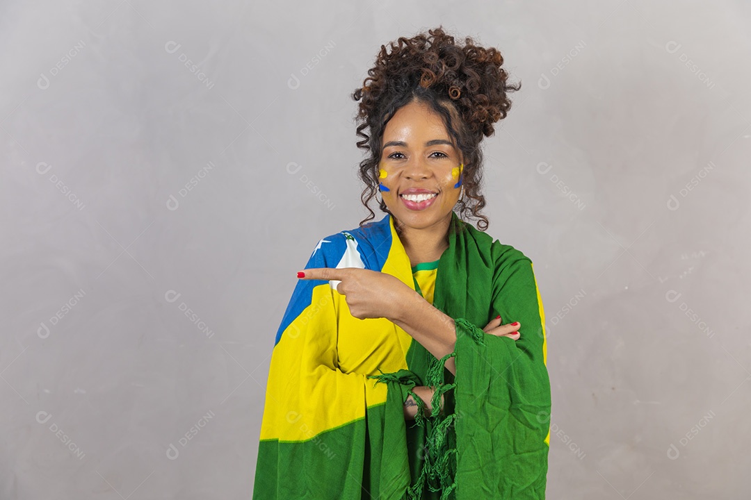 Linda mulher jovem morena segurando bandeira do brasil cabelo sobre fundo isolado amarelo