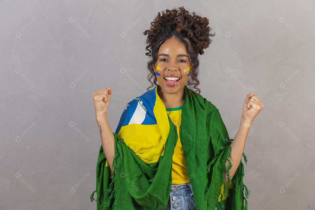 Linda mulher jovem morena segurando bandeira do brasil cabelo sobre fundo isolado amarelo