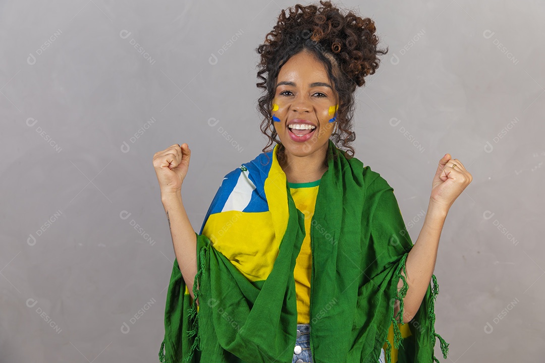 Linda mulher jovem morena segurando bandeira do brasil cabelo sobre fundo isolado amarelo