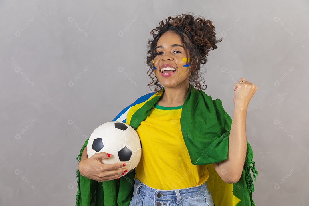 Linda mulher jovem morena segurando bandeira do brasil cabelo sobre fundo isolado amarelo