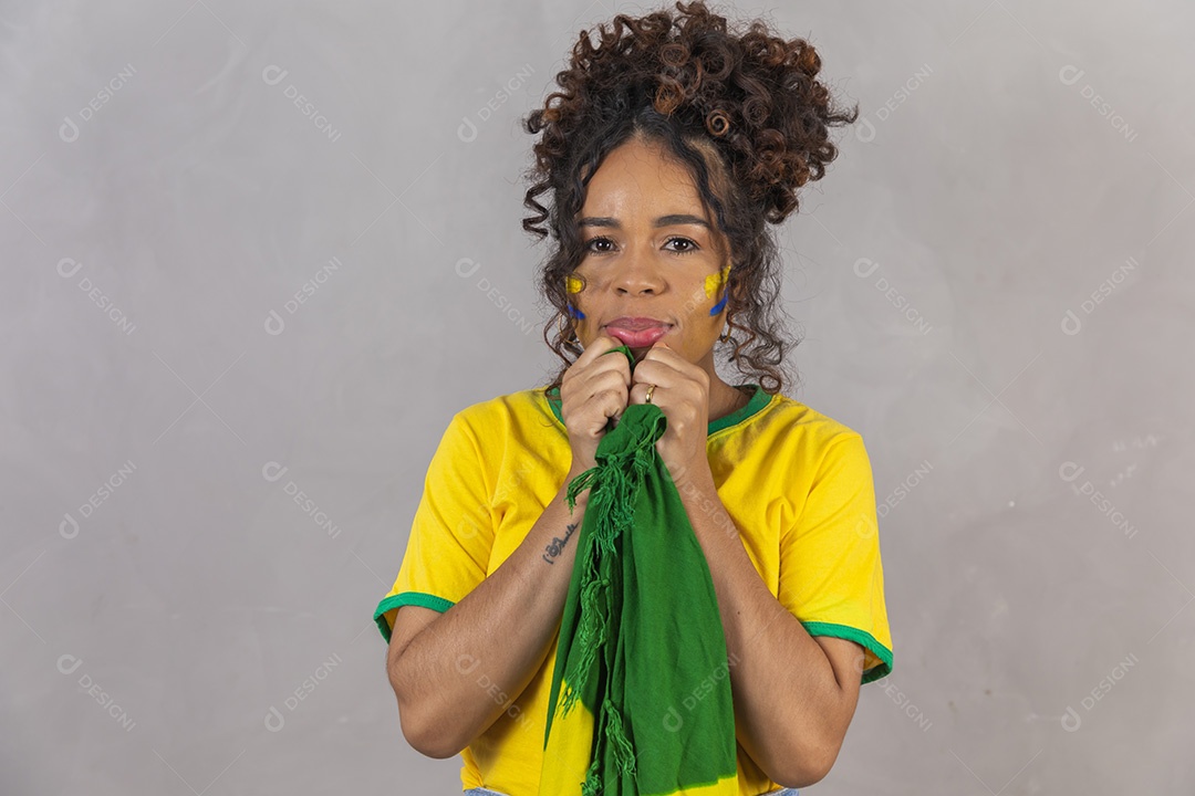 Linda mulher jovem morena segurando bandeira do brasil cabelo sobre fundo isolado amarelo