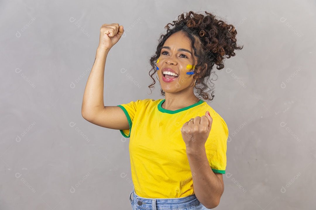 Linda mulher jovem morena segurando bandeira do brasil cabelo sobre fundo isolado amarelo