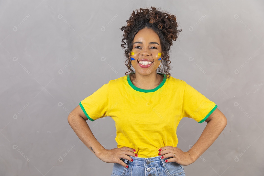 Linda mulher jovem morena segurando bandeira do brasil cabelo sobre fundo isolado amarelo