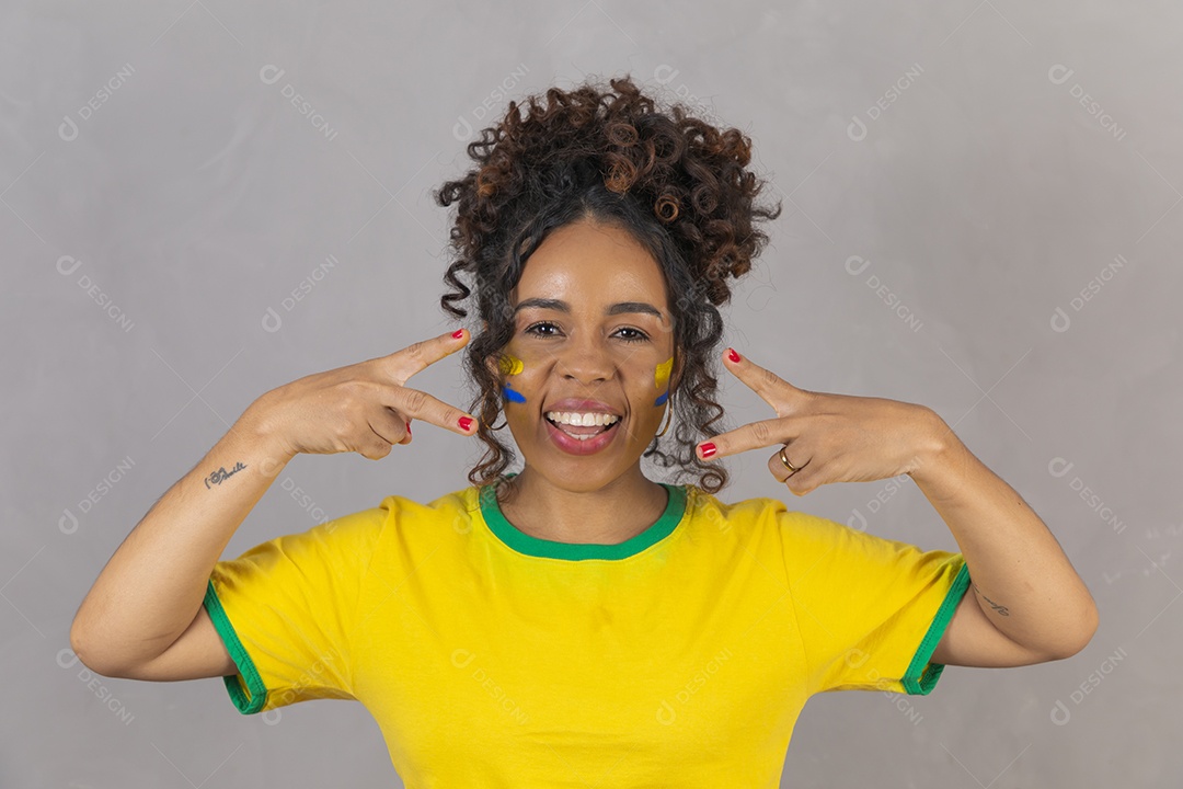 Linda mulher jovem morena segurando bandeira do brasil cabelo sobre fundo isolado amarelo