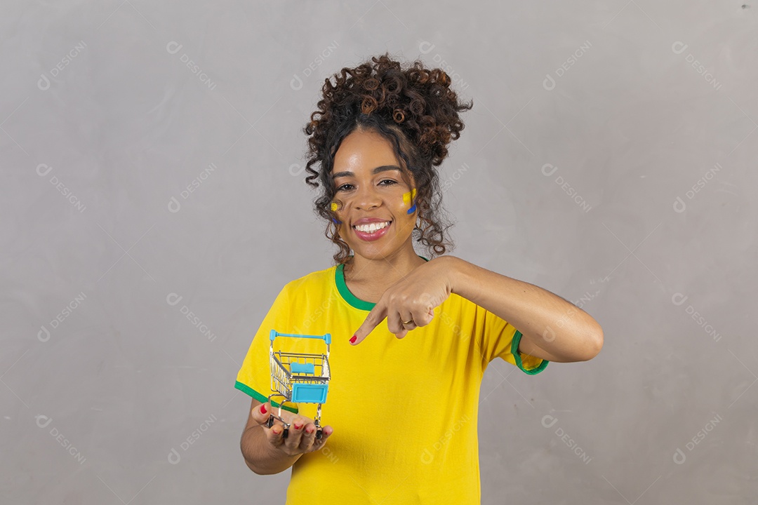 Linda mulher jovem morena segurando bandeira do brasil cabelo sobre fundo isolado amarelo