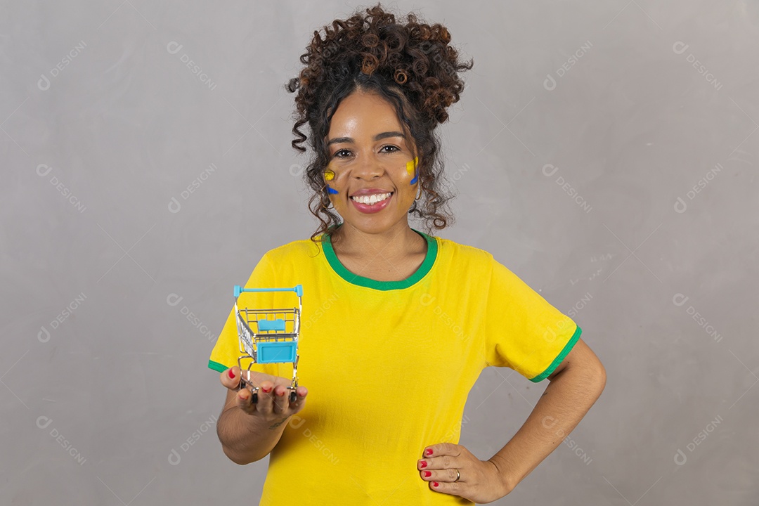 Linda mulher jovem morena segurando bandeira do brasil cabelo sobre fundo isolado amarelo