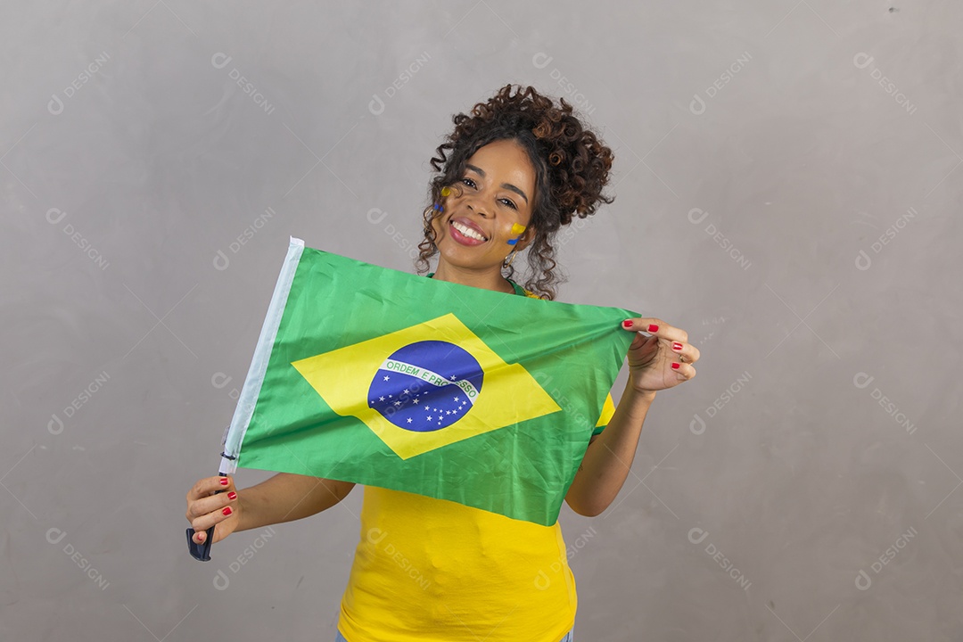 Linda mulher jovem morena segurando bandeira do brasil cabelo sobre fundo isolado