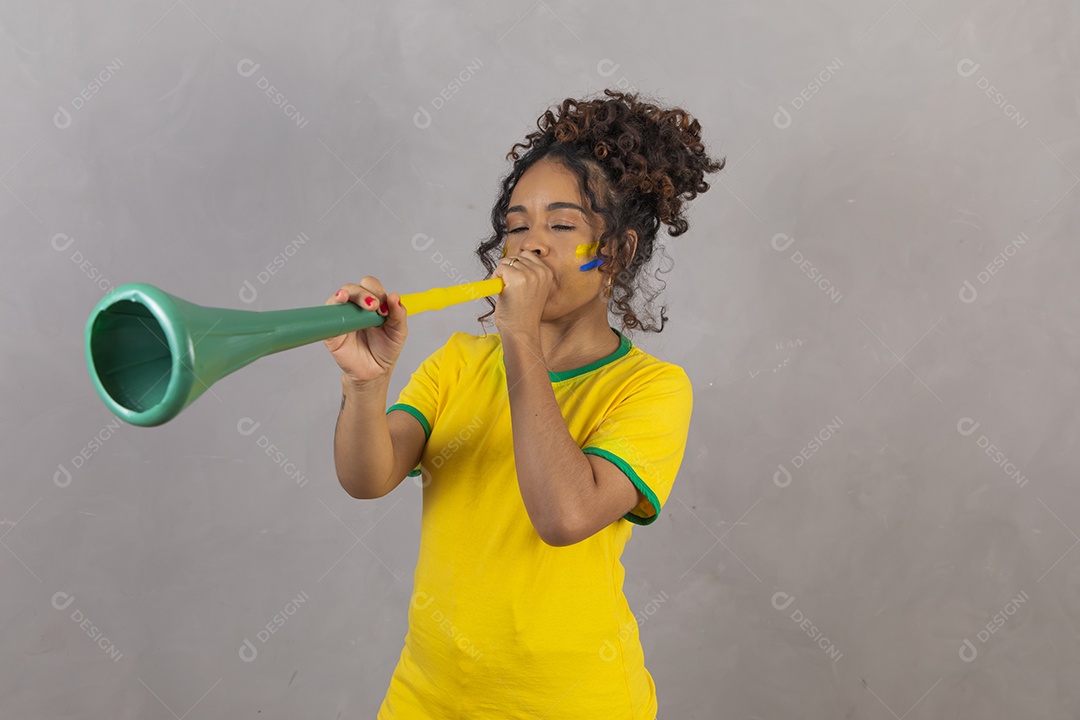 Linda mulher jovem morena cabelo sobre fundo isolado