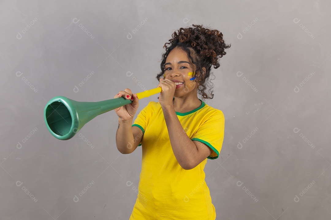 Linda mulher jovem morena torcedora do brasil cabelo sobre fundo isolado