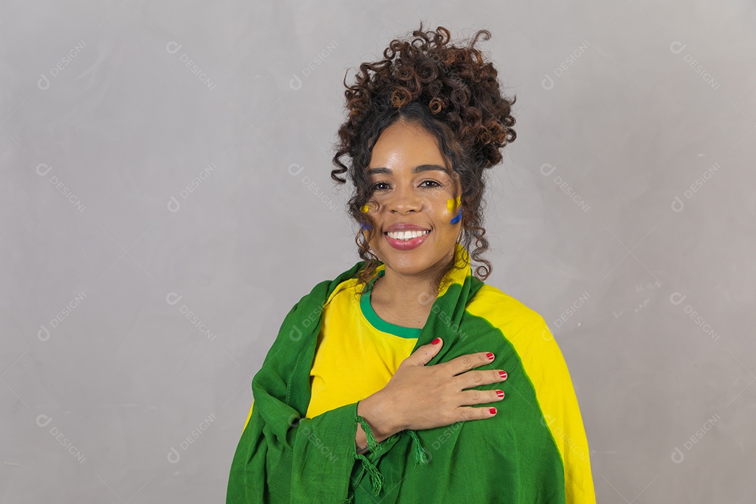 Linda mulher jovem morena segurando bandeira do brasil cabelo sobre fundo isolado amarelo