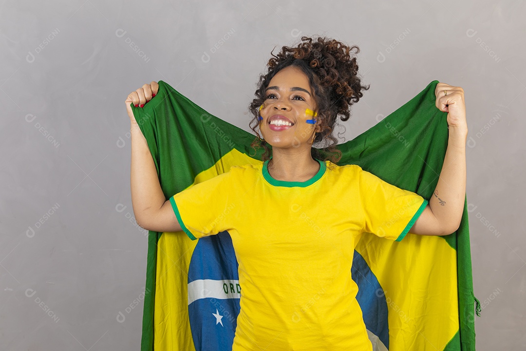 Linda mulher jovem morena segurando bandeira do brasil cabelo sobre fundo isolado