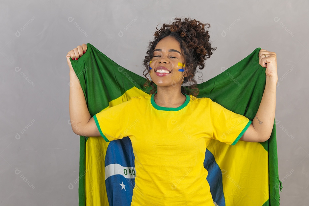 Linda mulher jovem morena segurando bandeira do brasil cabelo sobre fundo isolado